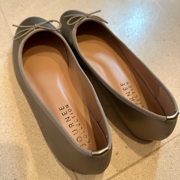 Journee Collection 7.5 Silver Flats - Picture 2 of 5